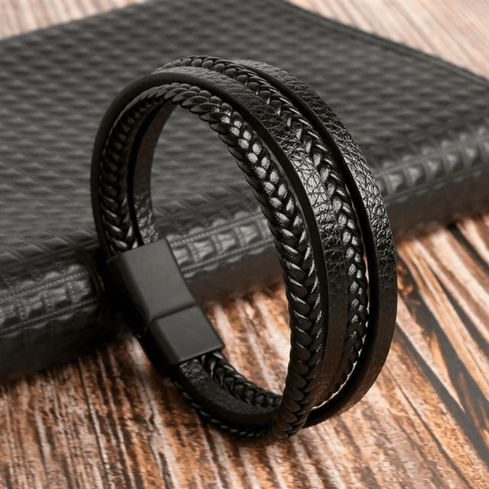 Hochwertiges Lederarmband für Männer - Stilvolles Bling mit Edelsteinen und Charms