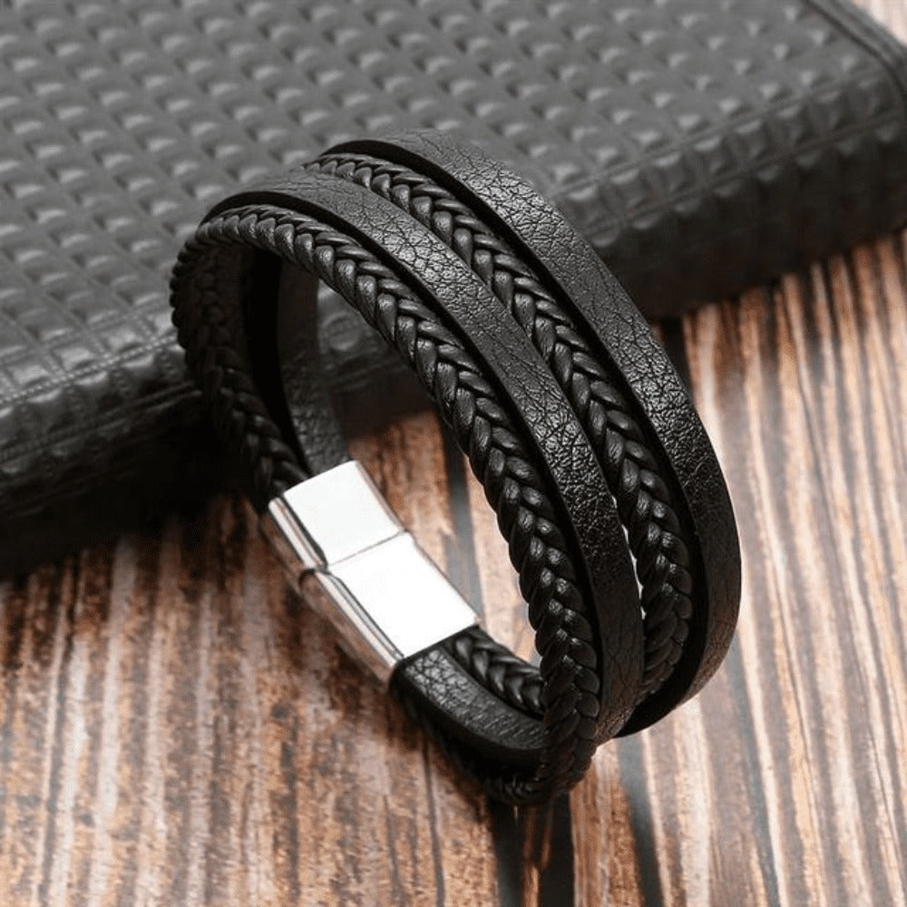 Hochwertiges Lederarmband für Männer - Stilvolles Bling mit Edelsteinen und Charms