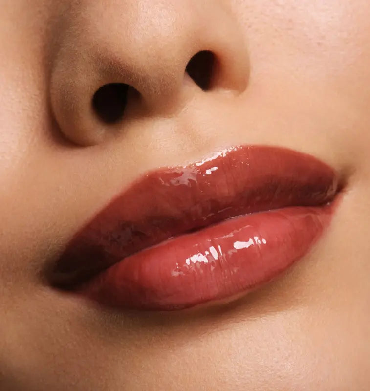 Color-rich lip ampoules with matching lip liner